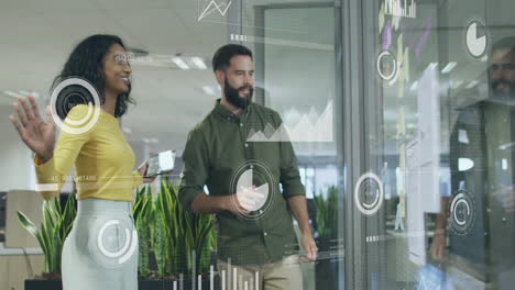 animación del procesamiento de datos financieros sobre diversas personas de negocios en la oficina