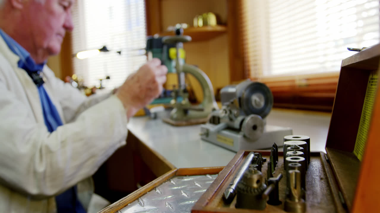 relojero reparando un reloj