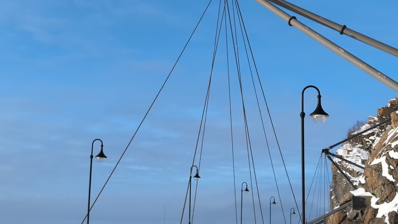 Ein Video eines öffentlichen Küstenwegs bei Skeppsviken in Uddevalla im Winter. Aufgenommen mit 60 Bildern pro Sekunde. Dieses Video ist 23,976-fach verlangsamt, sodass Sie entscheiden können, wie Sie es verwenden möchten.