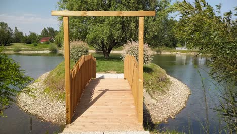 puente de madera a través del diseño y la arquitectura del estanque, el jardín y el paisaje