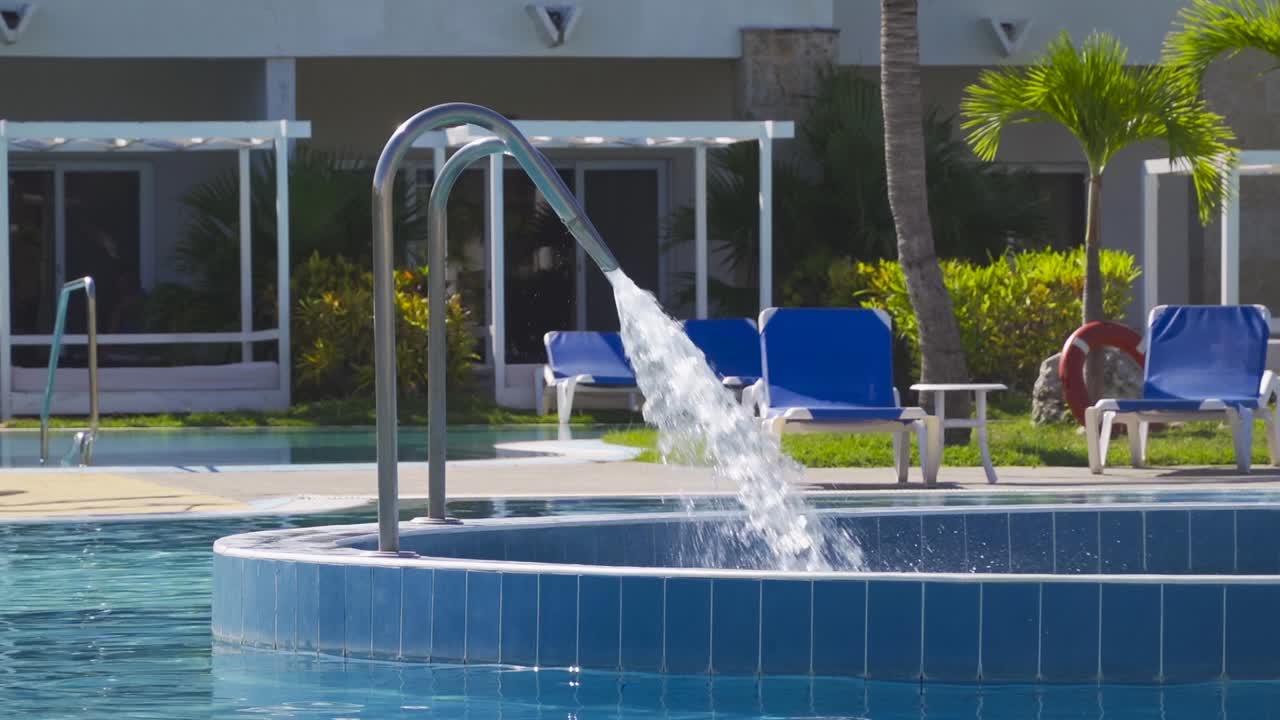Vandstråleplatform med kraftig vandstråle i swimmingpool på Cuba, slow-motion.
