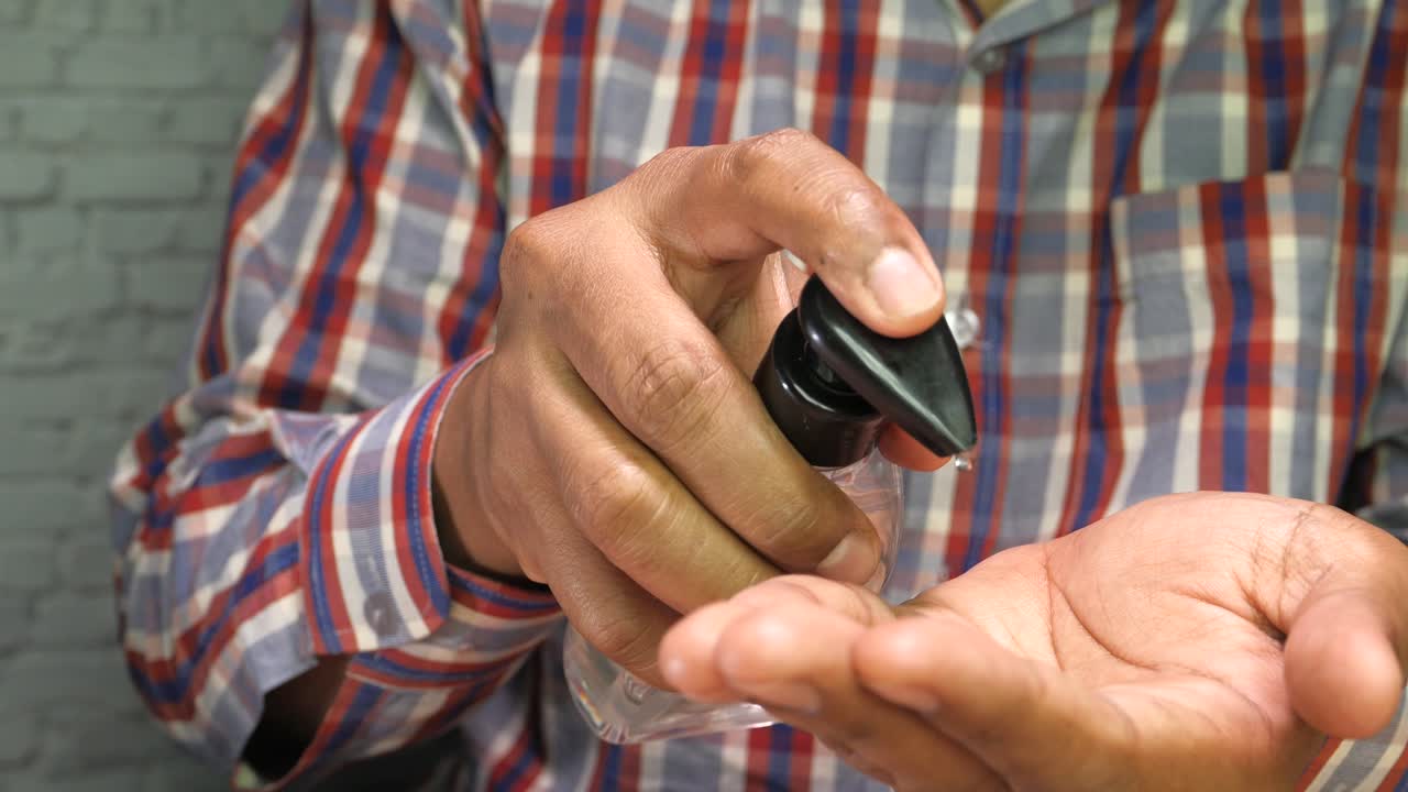 Applicare il disinfettante per le mani
