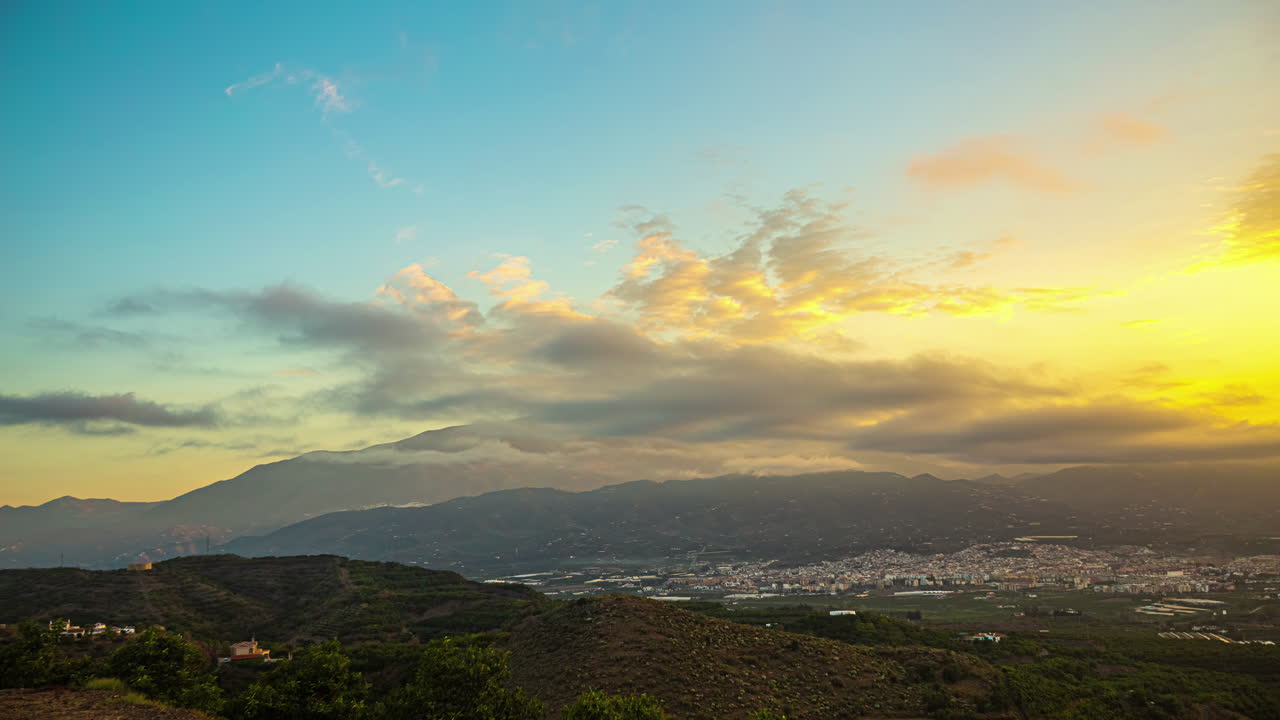 세로 데 라 엔시나 (cerro de la encina) 위의 골든 아워 (golden hour) 의 타임 스 뷰 (timelapse view)