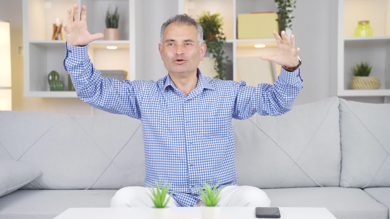 그 남자는 기 ⁇ 하고 있습니다.