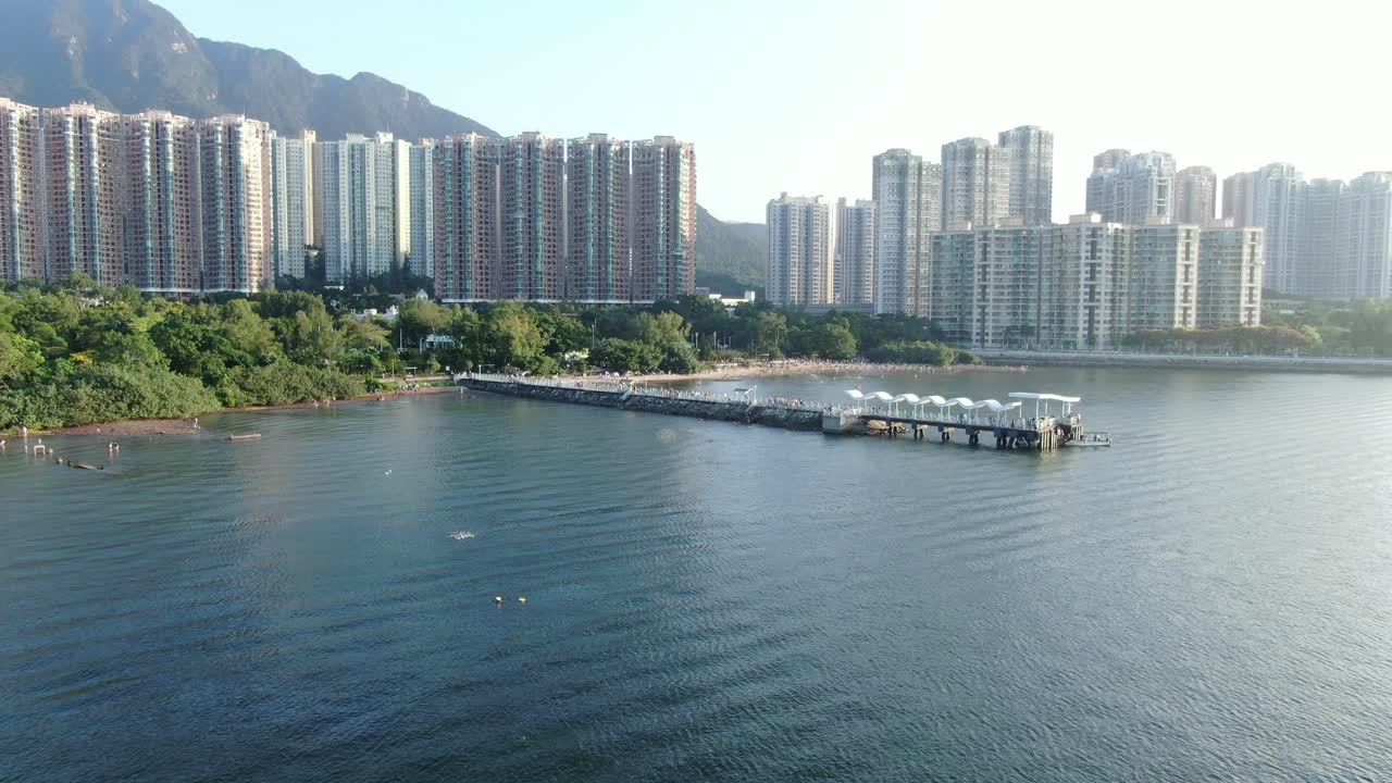 playa y costa de hong kong wu kai sha con rascacielos residenciales en el fondo, vista aérea