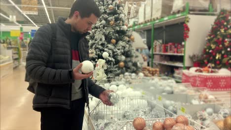 hombre comprando adornos de navidad en una tienda