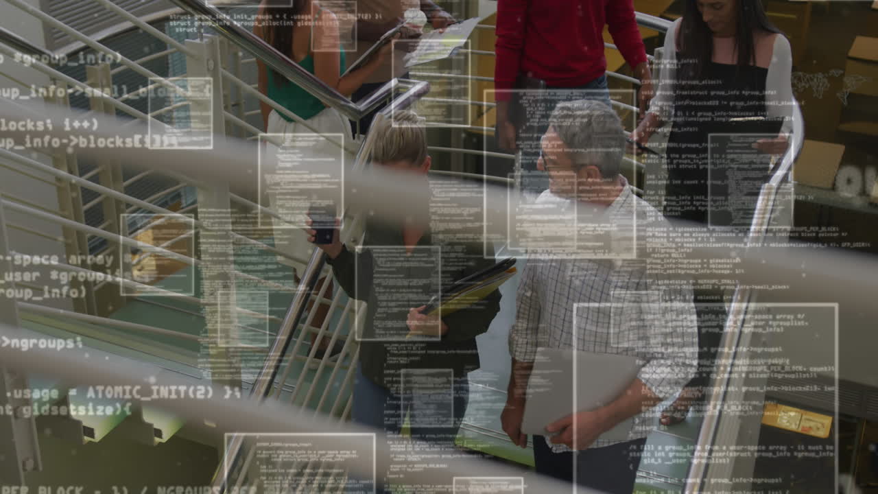 animación del procesamiento de datos sobre diversas personas de negocios que trabajan en la oficina