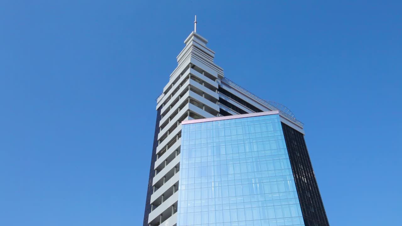 rascacielos moderno en construcción