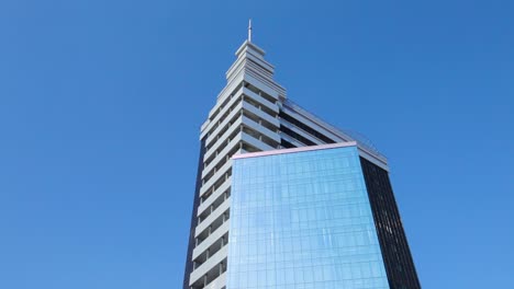 rascacielos moderno en construcción