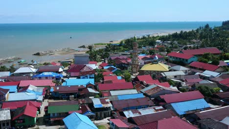 Antena-En-La-Ciudad-Portuaria-Tropical-De-Balikpapan-En-Manggar,-Kalimantan-Oriental,-Indonesia