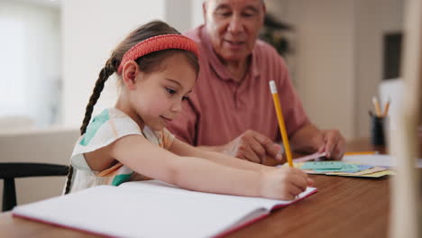 Escritura,-Tarea-Y-Niña-Con-Abuelo