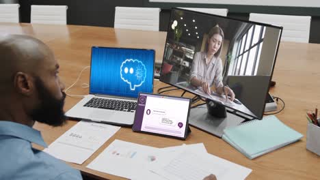 diversas personas de negocios en una llamada de video por computadora con procesamiento de datos en una computadora portátil en la oficina
