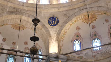 dentro de una mezquita: detalles arquitectónicos y arte islámico