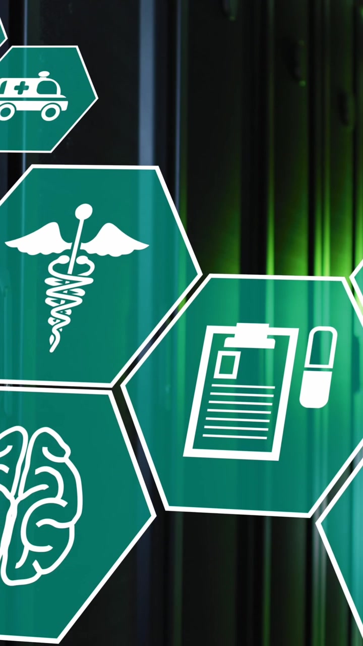 Animazione di icone mediche multiple su sala server di computer.