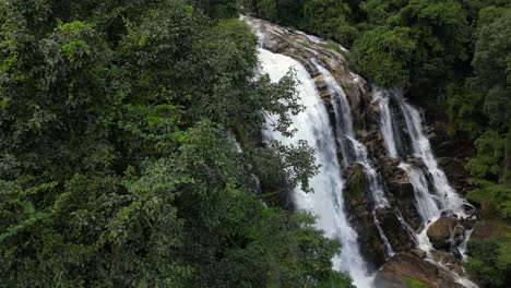 impresionante paisaje natural con una enorme cascada desde arriba