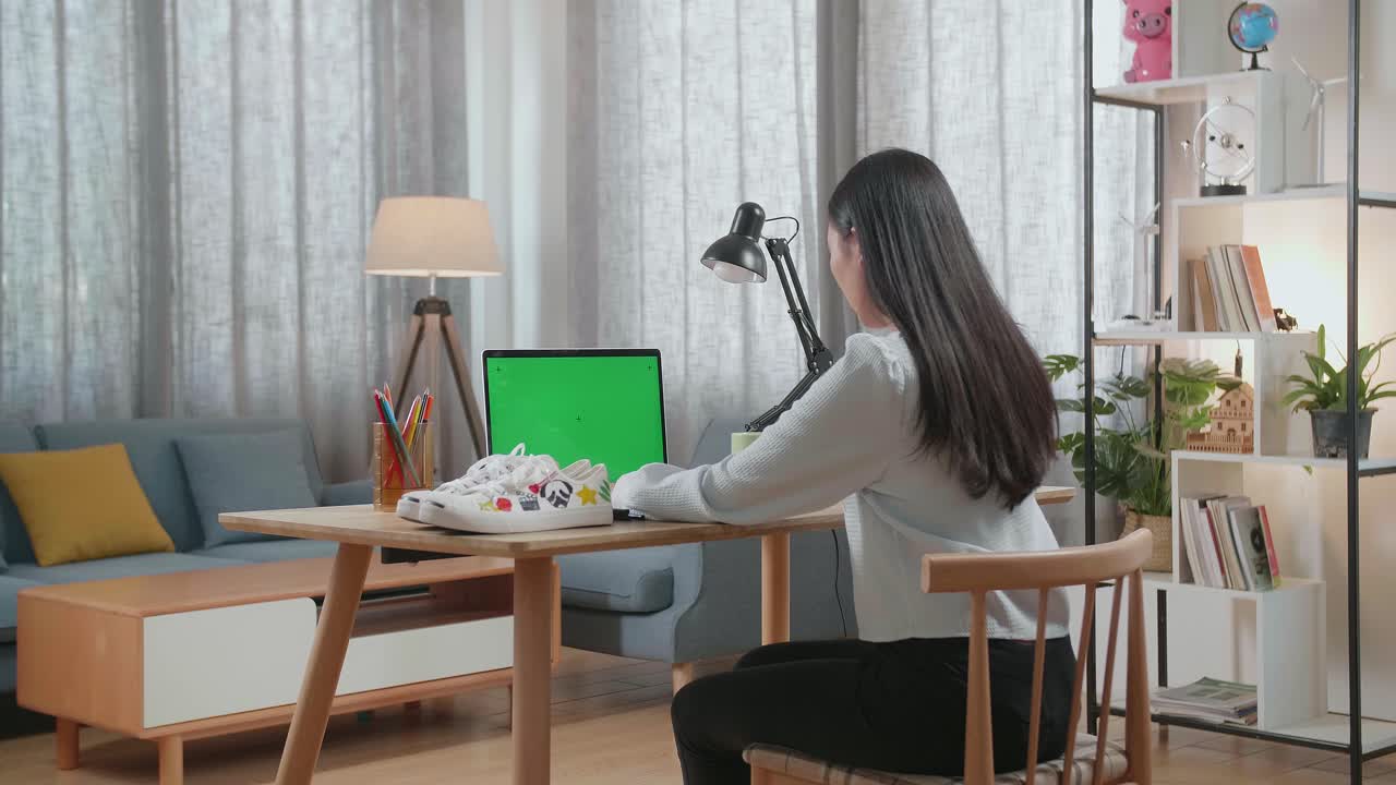 노트북을 가지고 집에서 일하는 여자