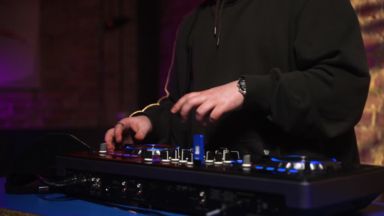 디스코에서 디제잉하는 남자