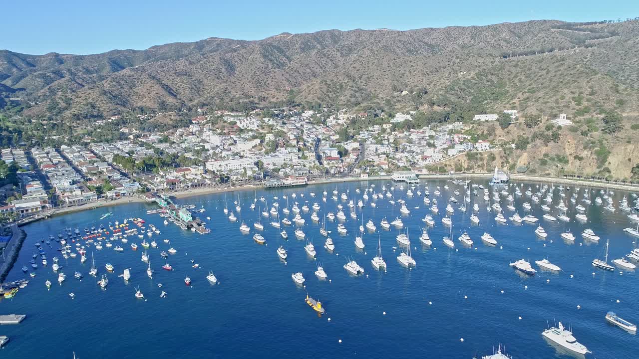 vista aérea del puerto de catalina con yates y barcos anclados en las aguas azules