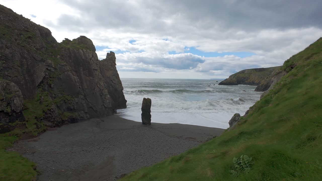 큰 파도와 들어오는 봄 조류 트라 나 mbno bunmahn 워터포드 아일랜드