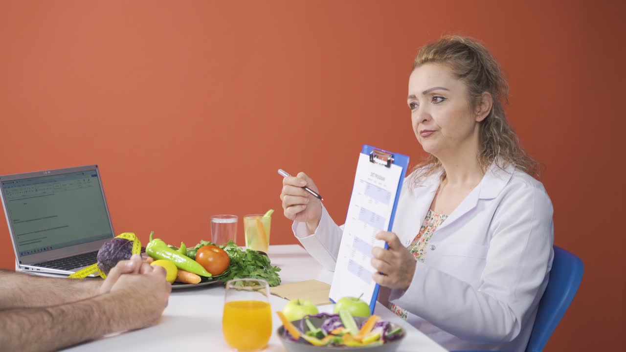 el nutricionista explica el programa de dieta saludable.