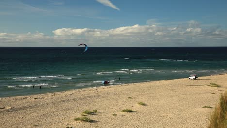 Surfistas-Disfrutando-De-Actividades-Marinas-En-La-Playa-Tropical-De-Hayle-En-Cornwall,-Inglaterra