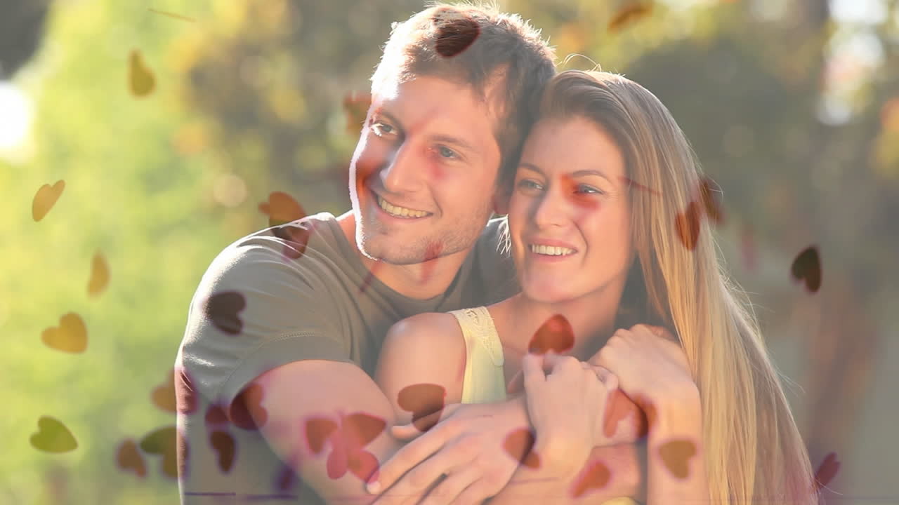 hombre abrazando a una mujer por detrás.