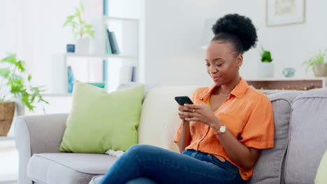 Teléfono,-Mujer-Feliz-Y-Negra-En-Un-Sofá-Escribiendo