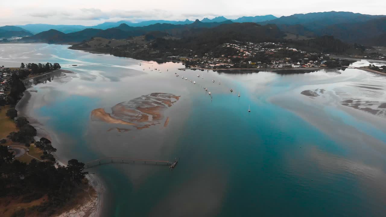 el delta del río tairua temprano en la mañana desde el vuelo del dron