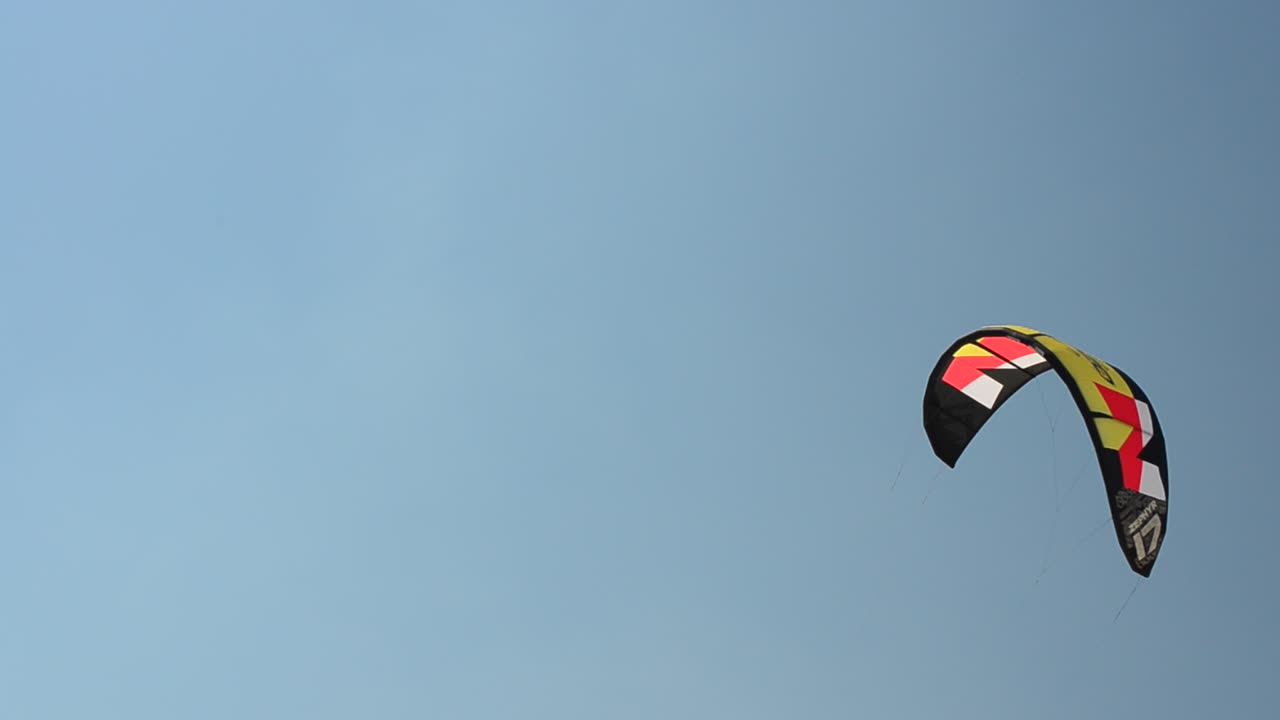 Kitesurf contro il cielo. Riprese sulla spiaggia