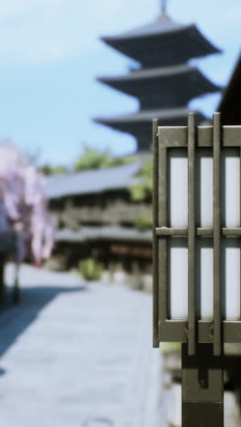 una calle tradicional japonesa con una pagoda en el fondo