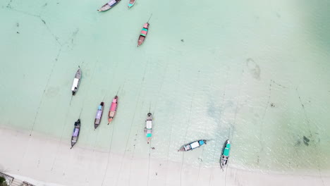 vista aérea de arriba hacia abajo en barcos tradicionales en aguas poco profundas de la playa de la isla de koh phi phi don, tailandia