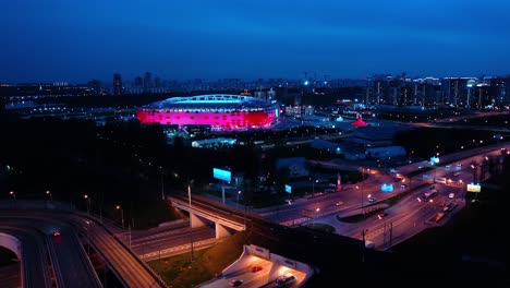 Nachtluftaufnahme-Eines-Autobahnkreuzes-Und-Des-Fußballstadions-Spartak-Moskau-Otkritie-Arena