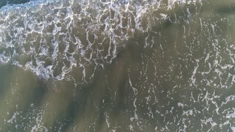 Un-Clip-Continuo-De-Olas-Rodando-En-La-Orilla-Filmado-Desde-Arriba-Por-Un-Dron-Aéreo-A-50-Fotogramas-Por-Segundo