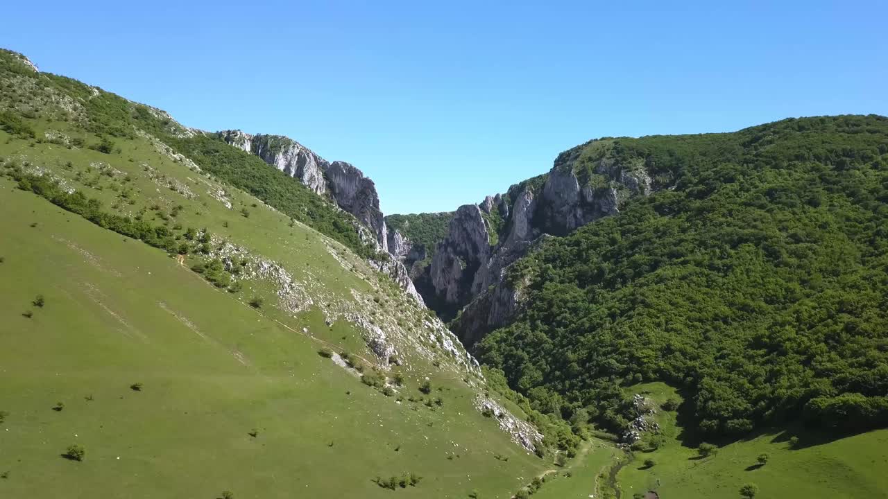hermosa vista aérea escénica acercándose a la garganta de turda en transilvania, romaia