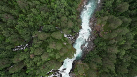 Luftaufnahme-Von-Oben-Nach-Unten,-Verfolgung-über-Einen-Schnell-Fließenden-Fluss-In-Norwegen