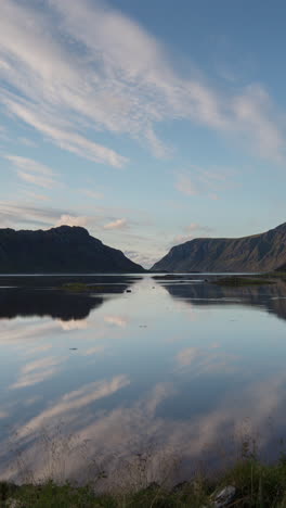 Schöner-See-In-Norwegen-In-Vertikaler