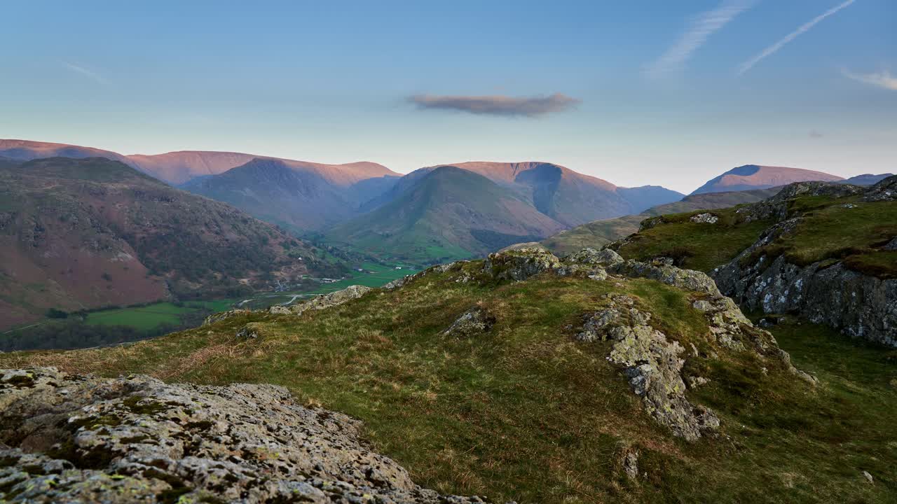 영국 잉글랜드 레이크 디스트릭트의 패터데일 근처에 있는 arnison crag에서 골든 아워 슬라이더 타임랩스