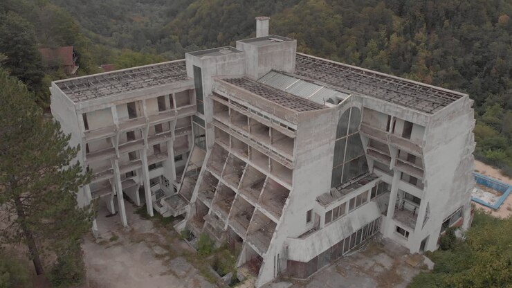 Hotel demolito e abbandonato ripreso dall'alto in autunno