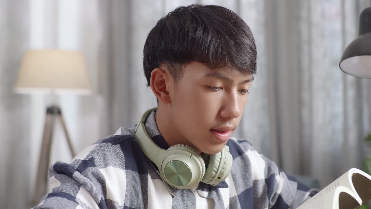 집에서 읽는 십대 학생