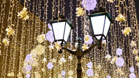 farol de calle con guirnaldas navideñas decorativas. celebración de año nuevo y navidad.