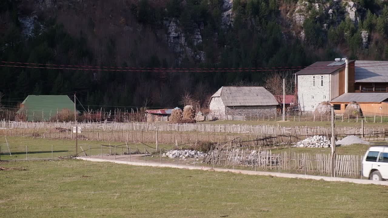 알바니아의 알바니아 알프스에 있는 아름다운 theth 계곡과 thethi 교회