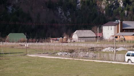 Schönes-Theth-tal-Und-Die-Thethi-kirche-In-Den-Albanischen-Alpen-Albaniens