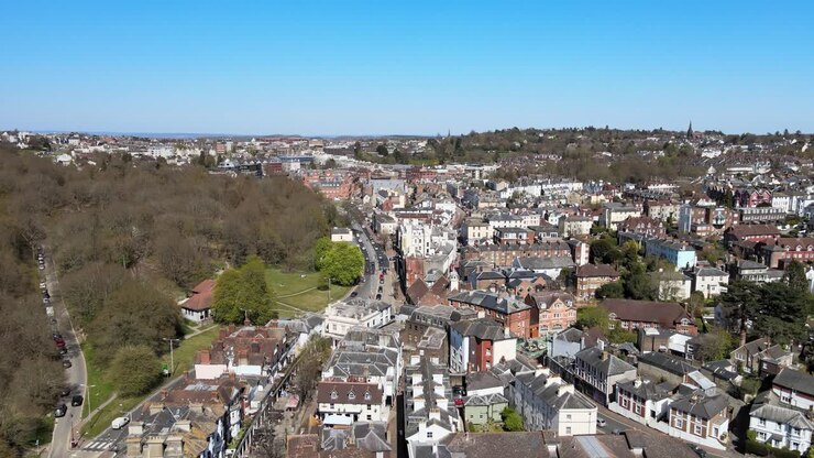 Royal Tunbridge Wells, Kent, Regno Unito - Panoramica aerea all'indietro su The Pantiles, 4K