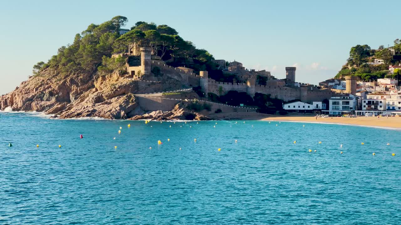 Teluk Tossa de Mar Terlihat dari Kastil hingga Pantai Berpasir Kasar dan Air Laut Biru Turkois, sebuah Desa Nelayan Abad Pertengahan Berbenteng Tua di Laut Mediterania