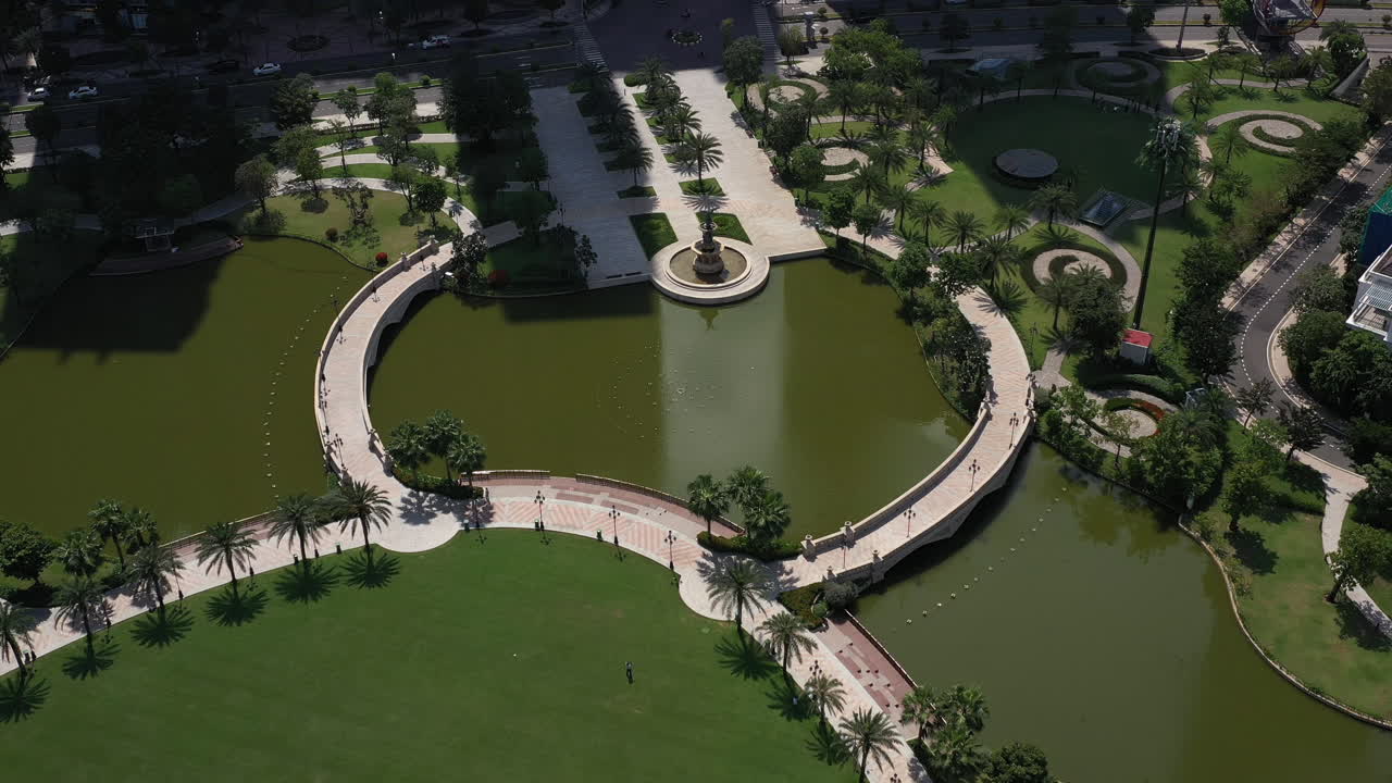 다채로운 어린이 놀이터 테니스 코트와 퍼팅 그린이 있는 맑고 화창한 날 아름답게 조경된 공원의 공중 전망