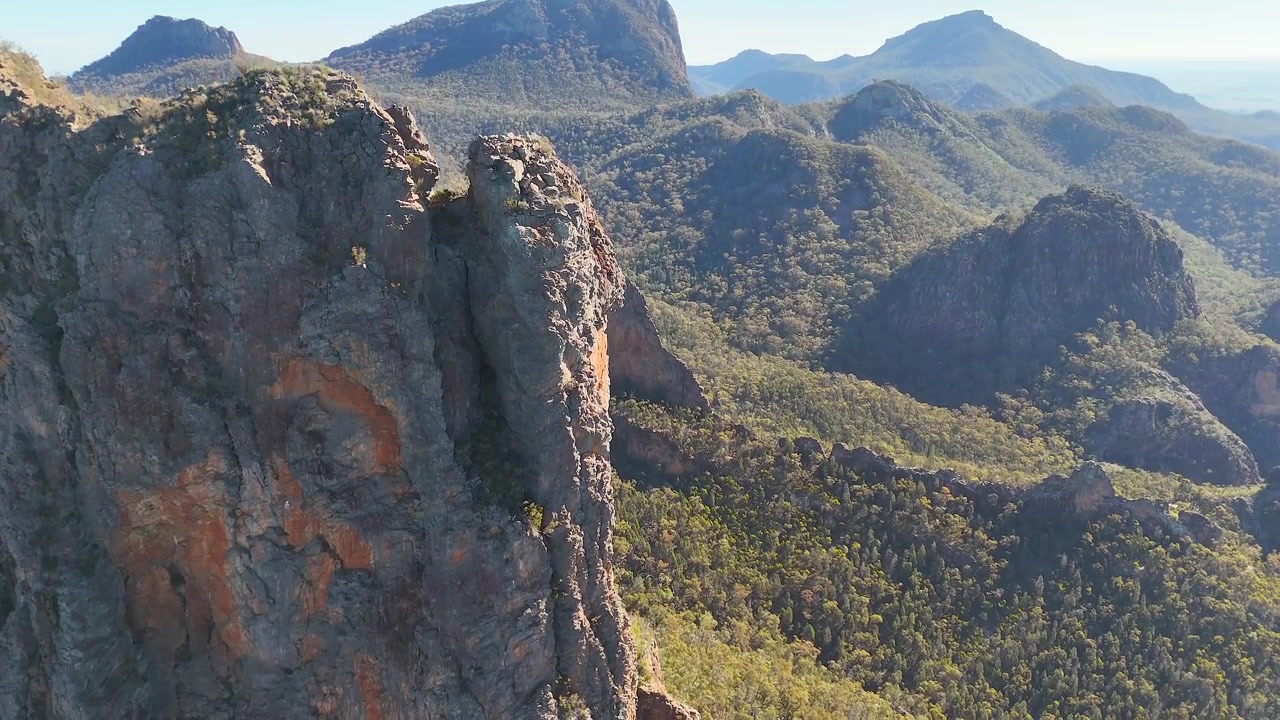 Ampia veduta aerea di cime e valli montuose rocciose nel Parco Nazionale Warrumbungle, Australia.
