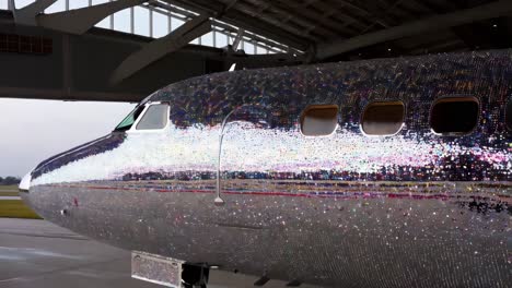 un avión con incrustaciones de diamantes brillantes