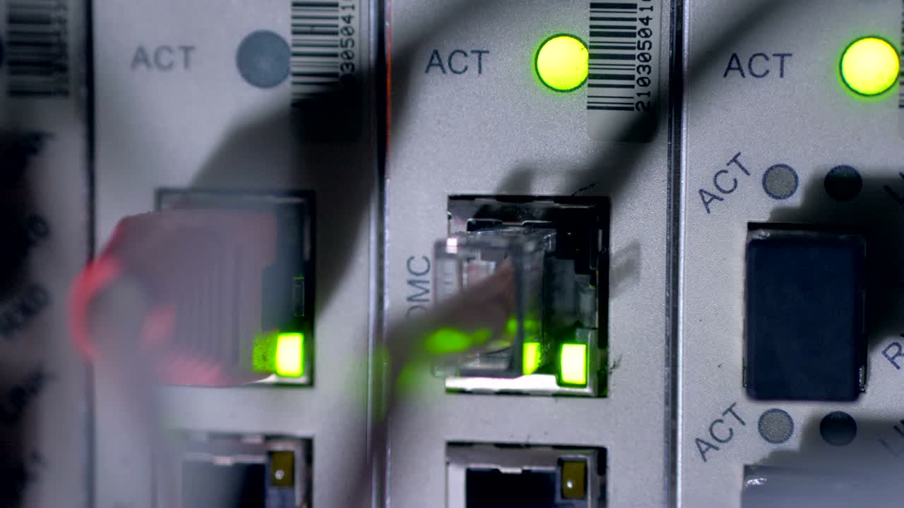 일하는 데이터 서버의 박이는 led 조명.