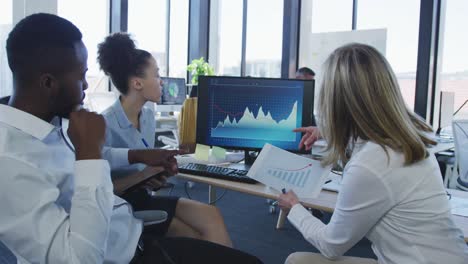 Team-Arbeitet-Am-Computer-Im-Büro