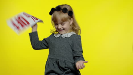 Tolle-Rabatte-Für-Kinder-Im-Vorschulalter.-Kind-Mädchen-Zeigt-Bis-Zu-70-Prozent-Rabatt-Auf-Das-Banner-Mit-Der-Aufschrift